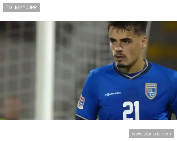 在城市的高空舞台上追逐梦想的足球明星故事